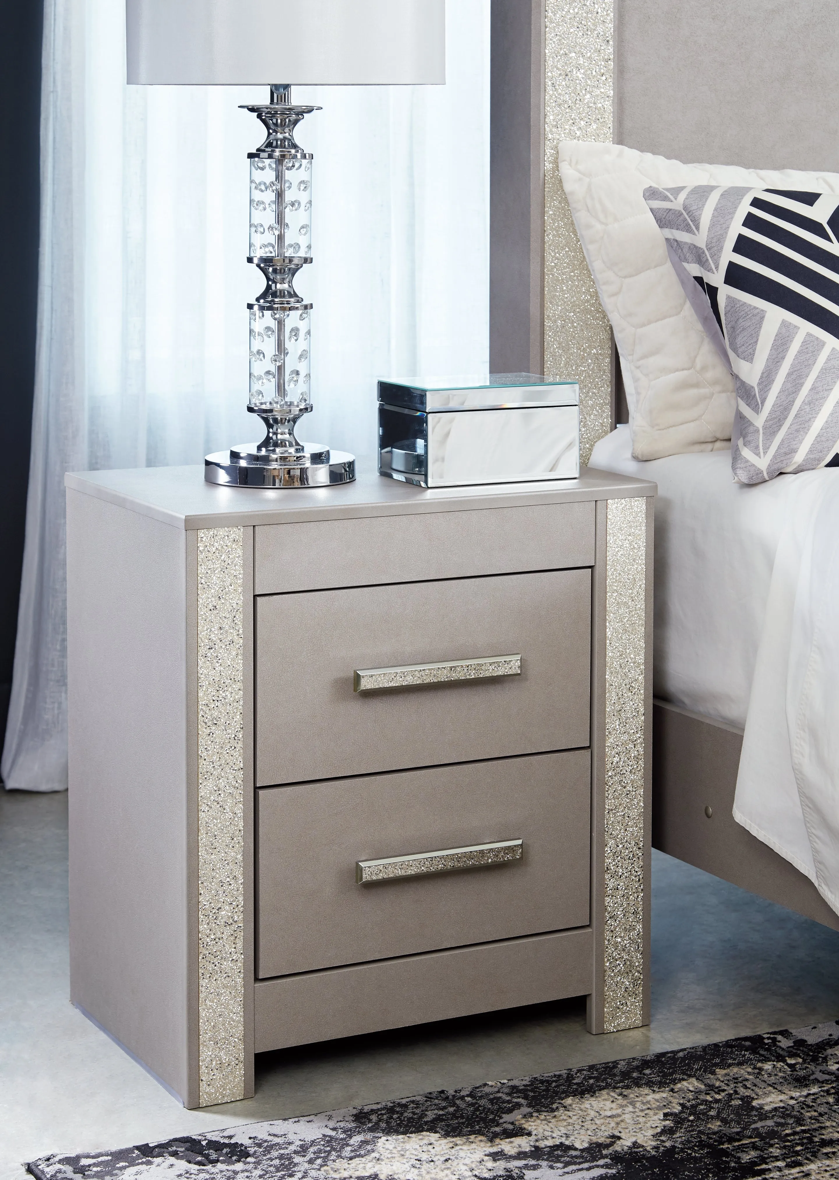 Surancha Full Panel Bed with Mirrored Dresser, Chest and Nightstand in Gray